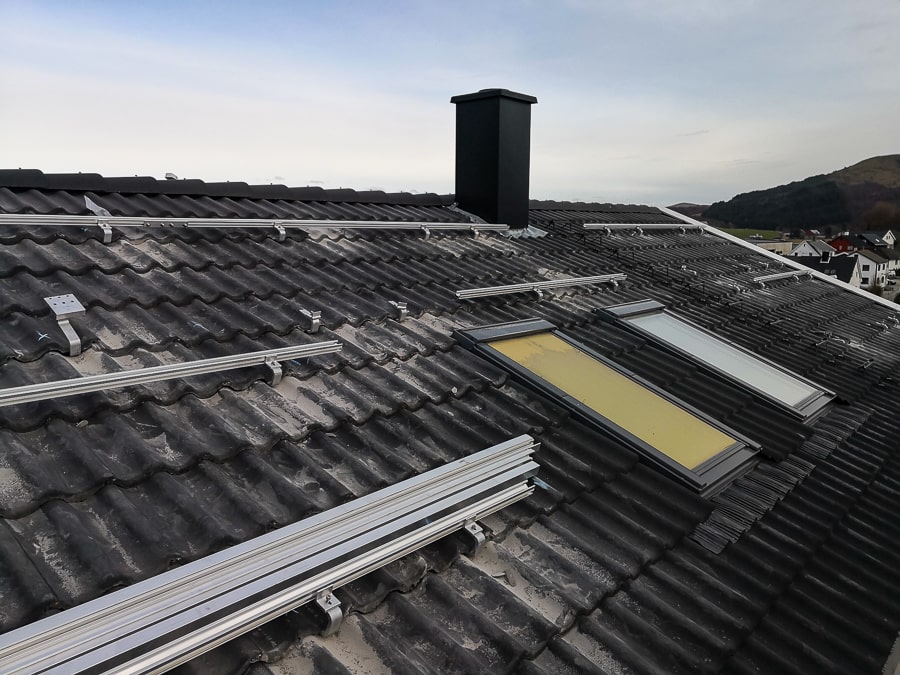 Bergen Elektro og Varme har satt opp stativ til solceller